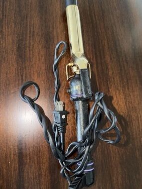 Women’s Black & Gold Hot Tools Curling Iron w/ 1” Barrel. Model 1181.